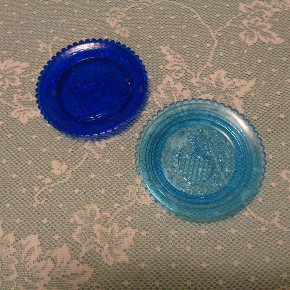 VINTAGE SET OF 2 SMALL BLUE GLASS DECORATIVE PLATES 1 EAGLE NYE 64 ETC. …